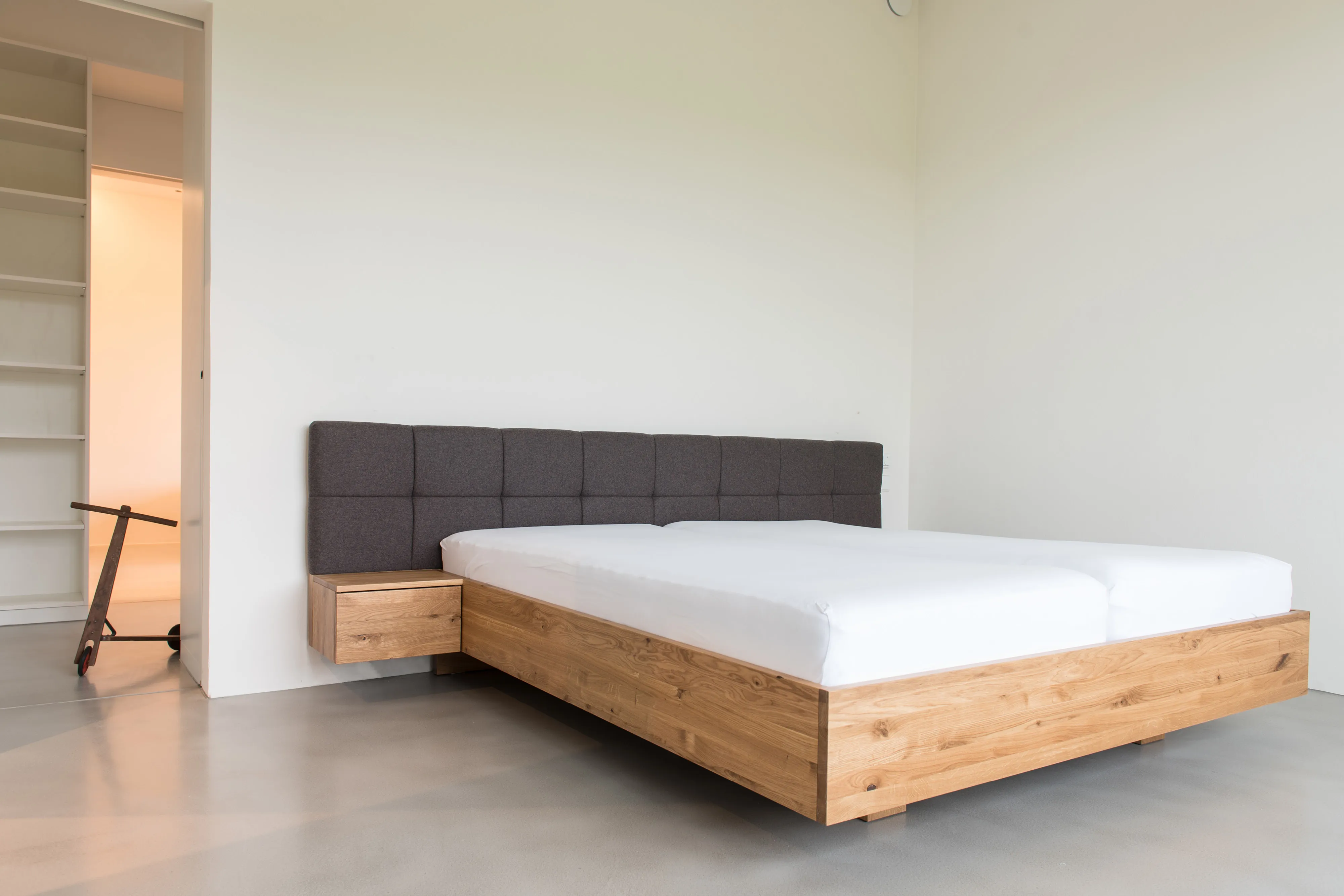 Frei schwebendes Doppelbett aus Eichenholz mit gepolstertem Kopfteil und integriertem Nachttisch