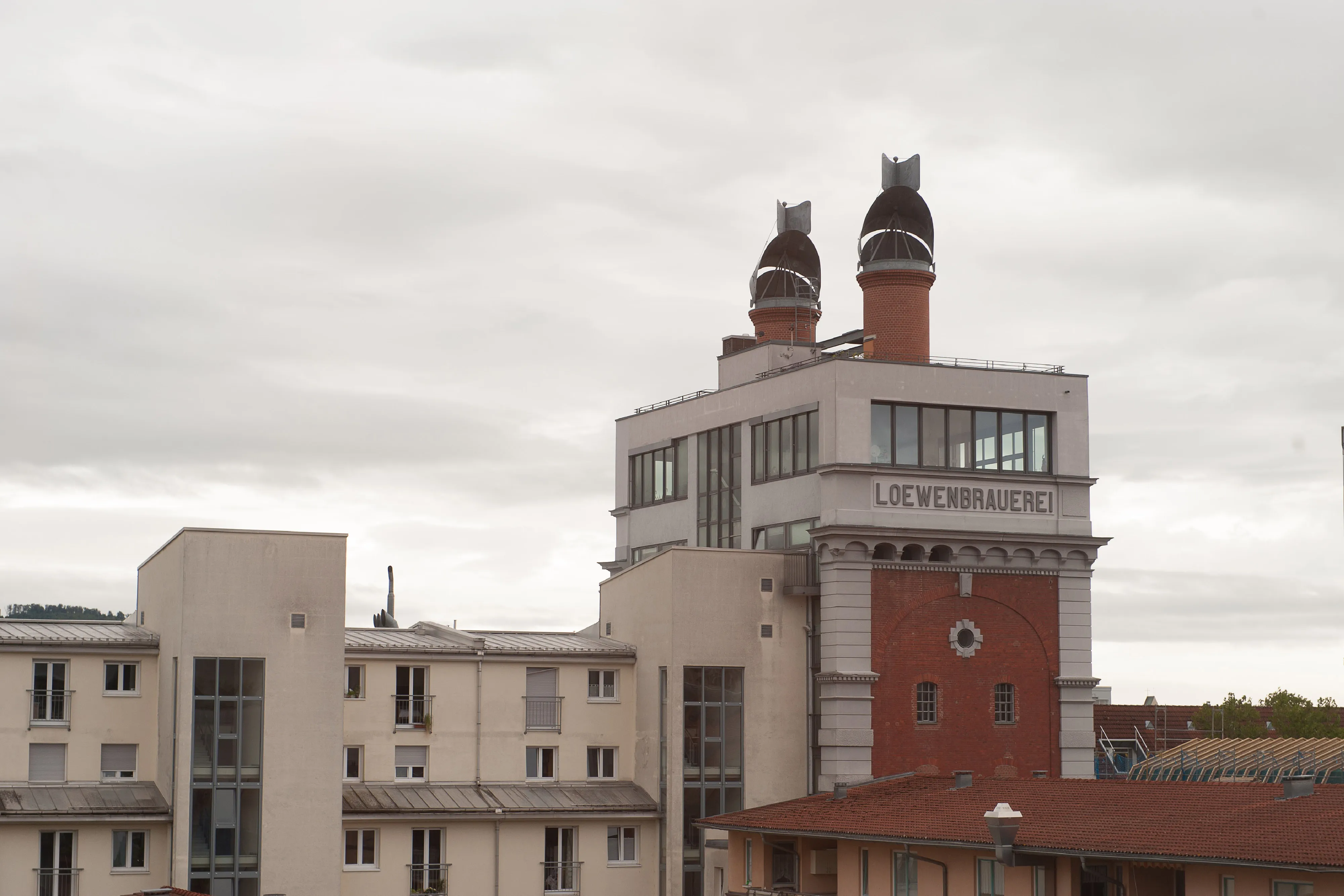 Außenansicht des Praxisgebäudes im historischen Komplex der ehemaligen Löwenbrauerei.