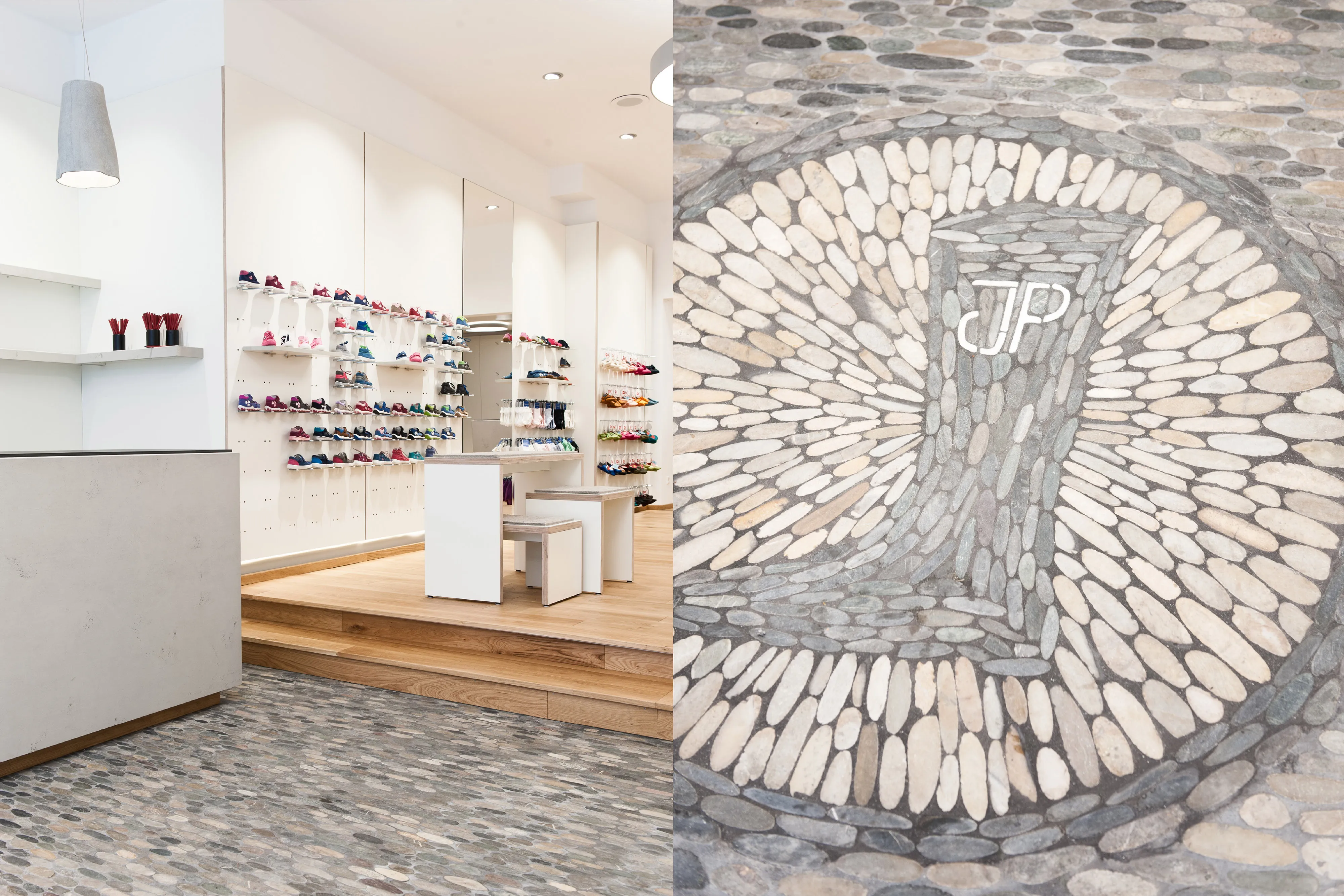Zweigeteiltes Bild: Links der Übergang vom Kieselboden zur Holzstufe, rechts ein rundes Freiburger Kieselmosaik mit eingearbeitetem Logo im Steinboden.