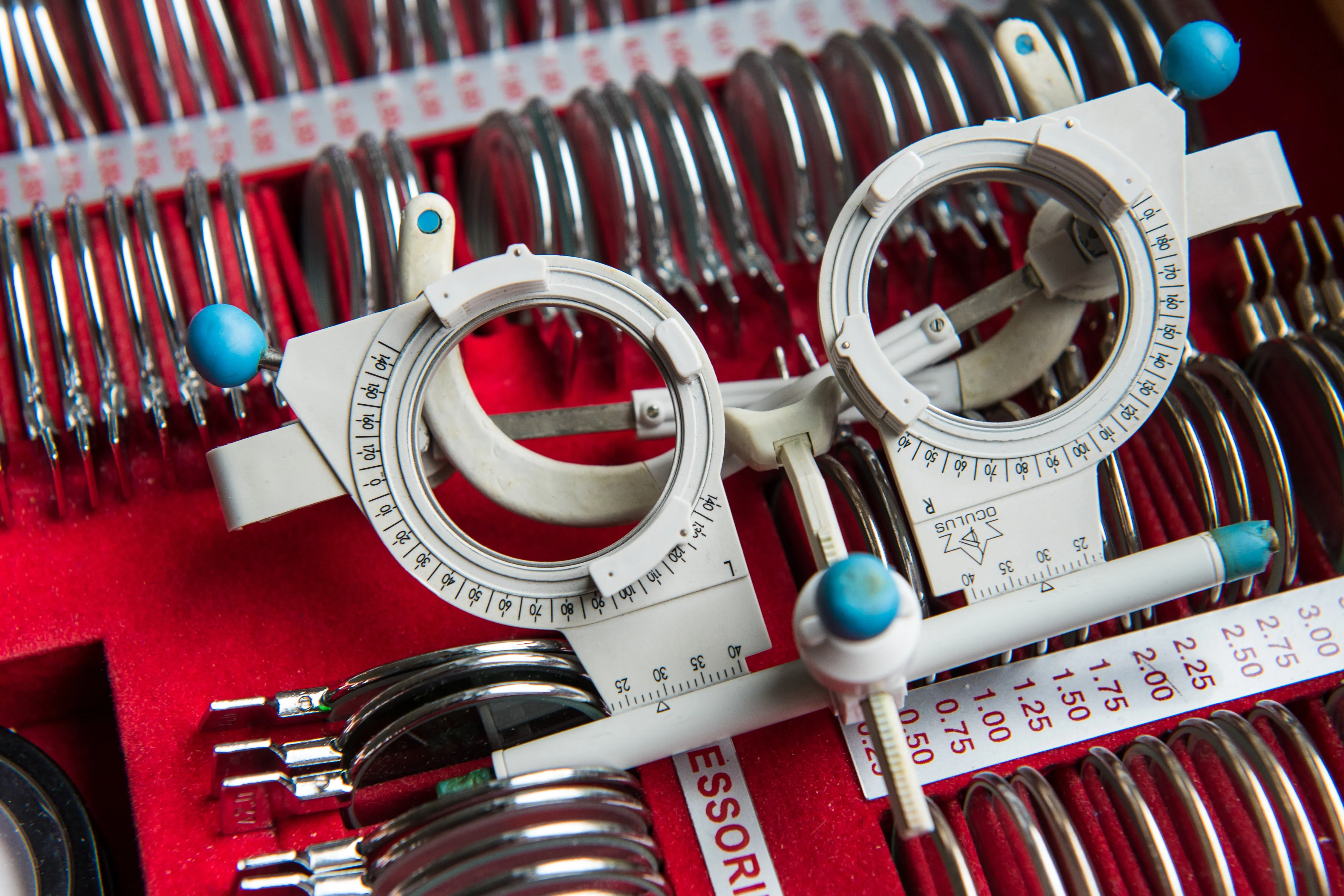 Detailaufnahme eines Testbrillenkastens mit fein geordneten Probiergläsern für die Bestimmung der Sehstärke.